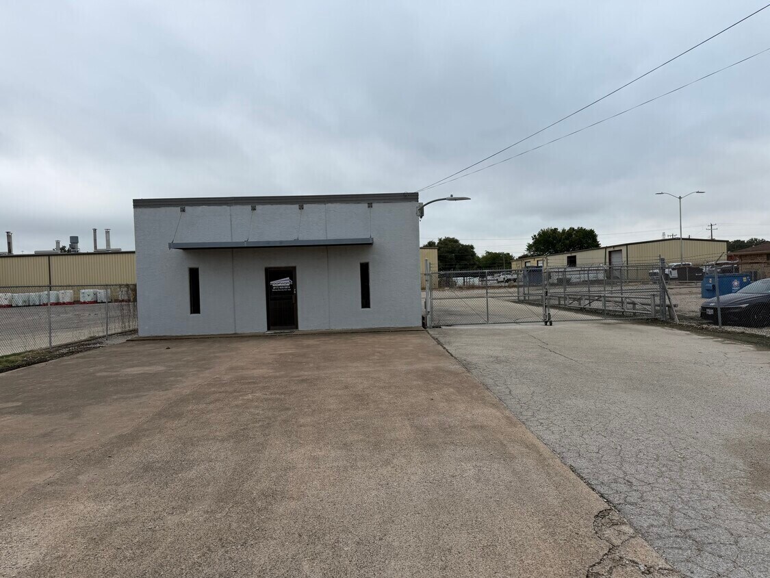 5116 Sun Valley Dr, Fort Worth, TX à louer Photo de l’immeuble– Image 1 sur 19