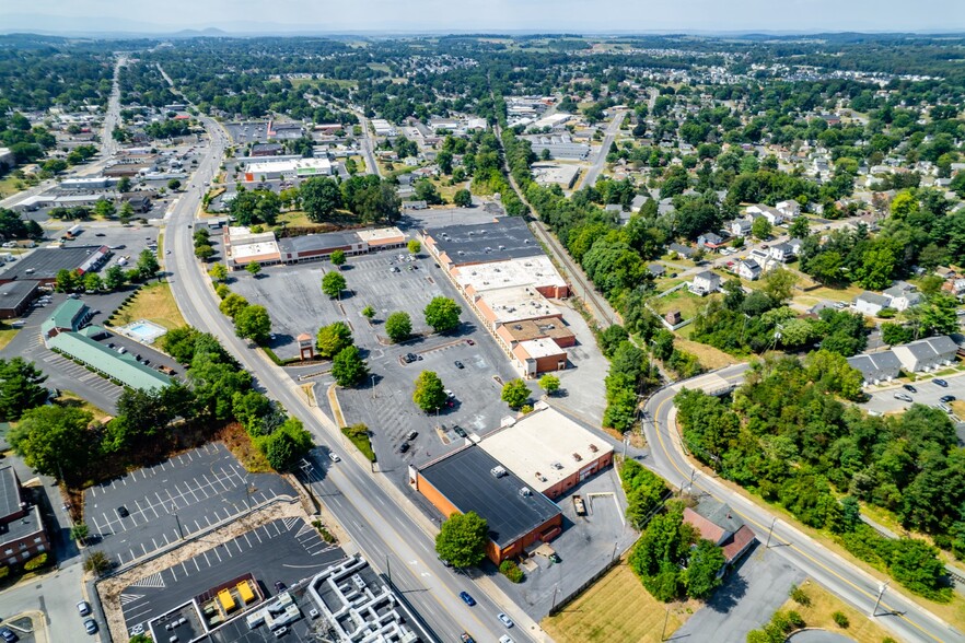 801-901 W Broad St, Waynesboro, VA à louer - Photo de l’immeuble – Image 3 sur 24