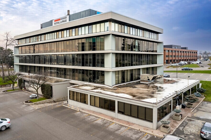 39 Wynford Dr, Toronto, ON à louer - Photo de l’immeuble – Image 2 sur 4