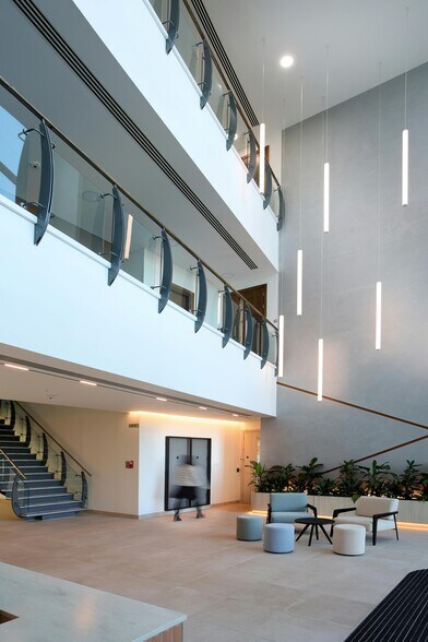 3 Arlington Sq, Bracknell à louer - Photo intérieure – Image 2 sur 18