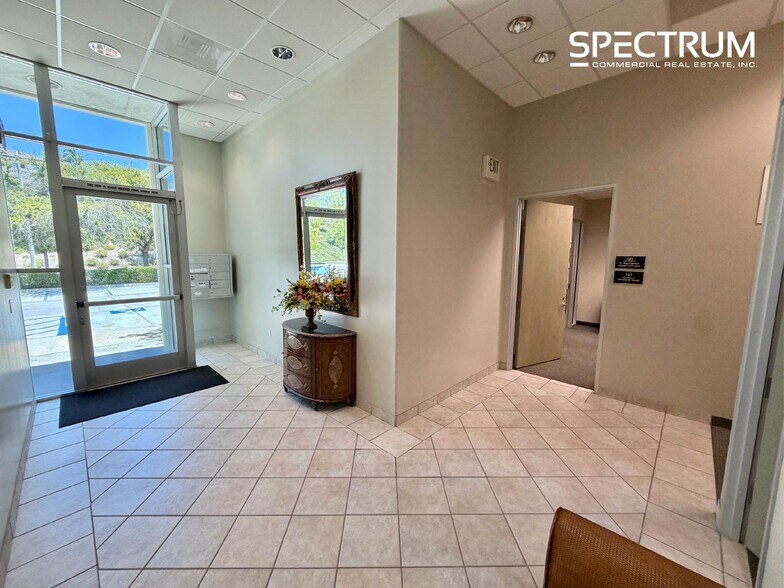 27951 Smyth Dr, Valencia, CA à vendre - Photo de l’immeuble – Image 3 sur 15