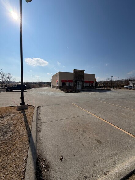 1011 Highway 1 W, Iowa City, IA à louer - Photo de l’immeuble – Image 3 sur 10