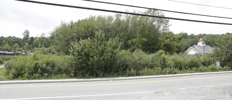 1075 Stoneleigh Ave, Carmel, NY à vendre - Photo principale – Image 1 sur 2