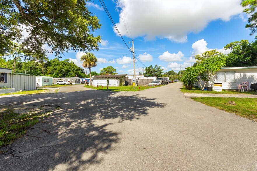 7760 Bogart Dr, Fort Myers, FL à vendre - Photo de l’immeuble – Image 2 sur 28