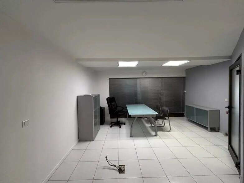 Bureau dans Sainte-Maxime à louer - Photo intérieure – Image 3 sur 12