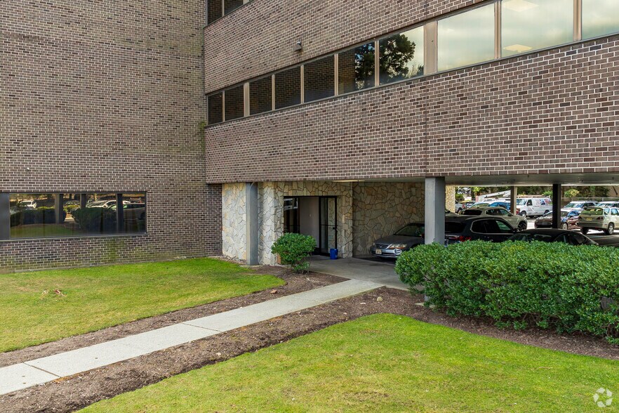 240 Frisch Ct, Paramus, NJ à louer - Photo de l’immeuble – Image 3 sur 7