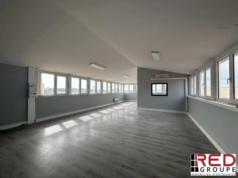 Zone Des Jallassieres, Éguilles à louer - Photo intérieure – Image 2 sur 4