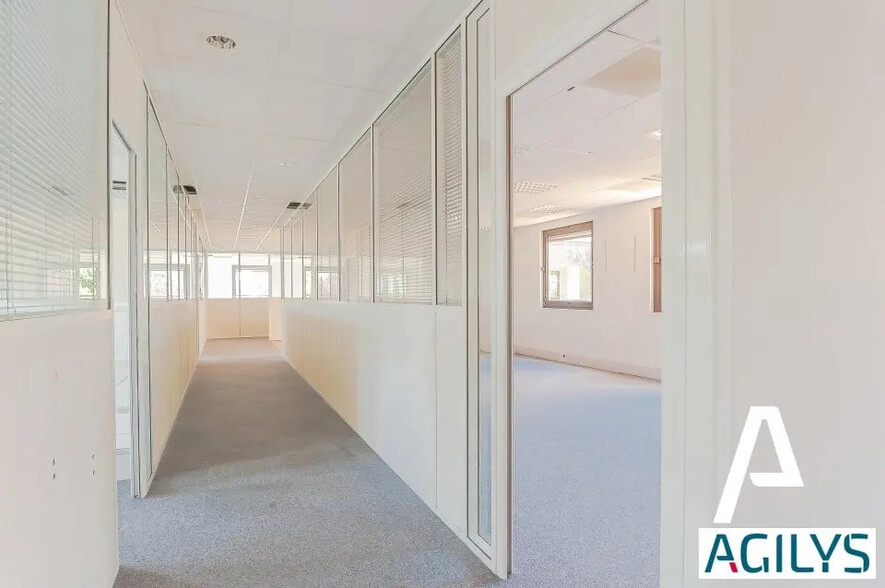 Local d’activités dans à louer - Photo de l’immeuble – Image 3 sur 7