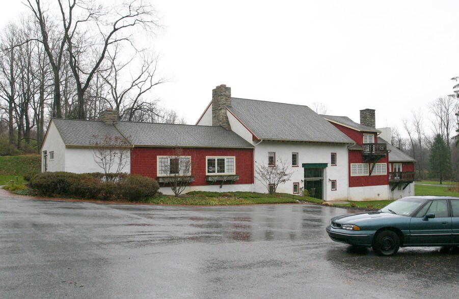 381 Brinton Lake Rd, Thornton, PA à louer - Photo de l’immeuble – Image 1 sur 15
