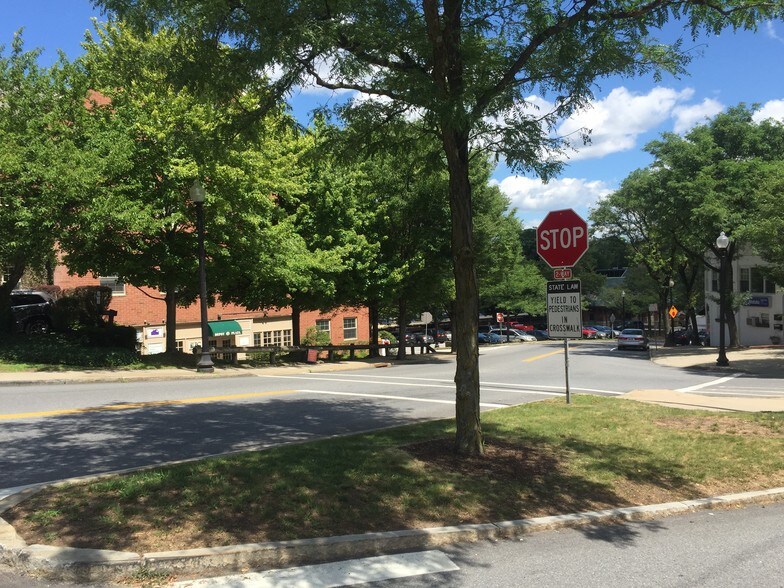 316-318 Bedford Rd, Bedford Hills, NY à vendre - Photo de l’immeuble – Image 2 sur 3