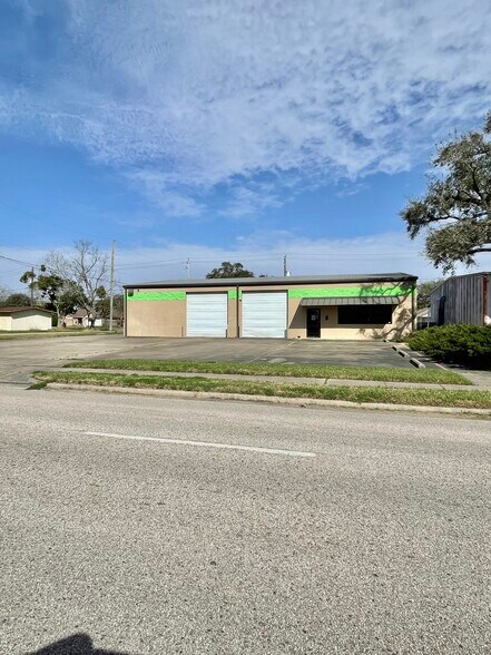 500 E Plantation Dr, Clute, TX à vendre - Photo de l’immeuble – Image 3 sur 24