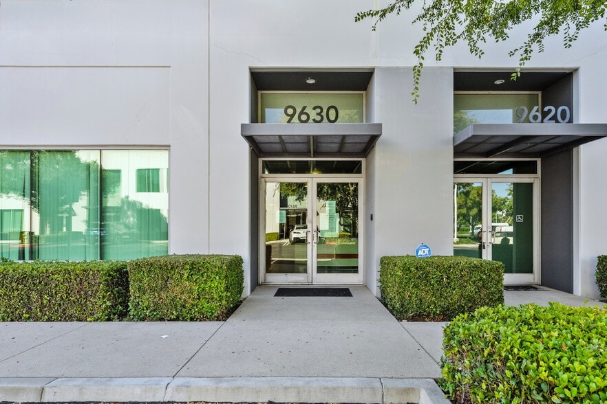 9630 Research Dr, Irvine, CA à vendre - Photo de l’immeuble – Image 3 sur 52