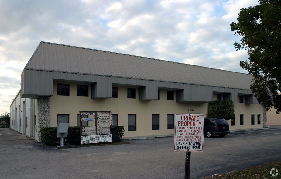 4206 Enterprise Ave, Naples, FL à louer - Photo de l’immeuble – Image 2 sur 7