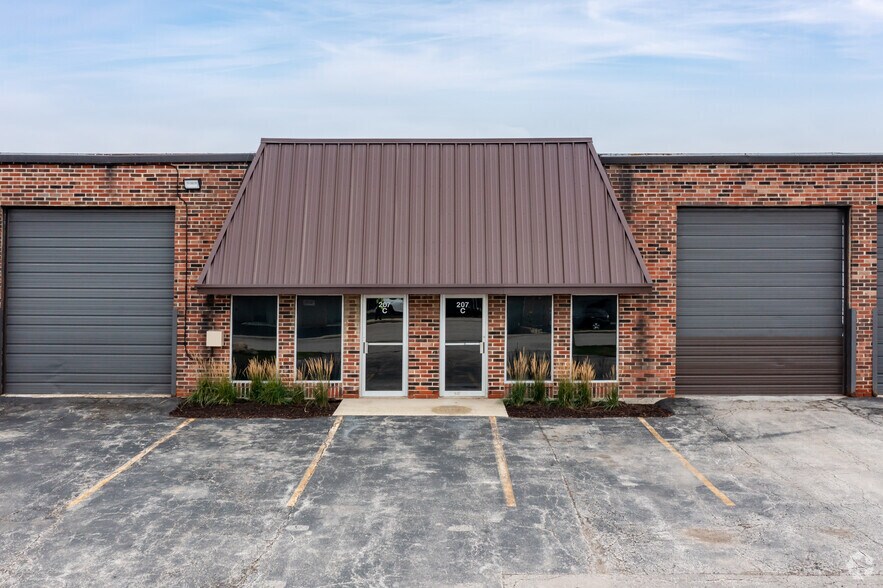 201-235 Eisenhower Ln S, Lombard, IL à louer - Photo de l’immeuble – Image 2 sur 6