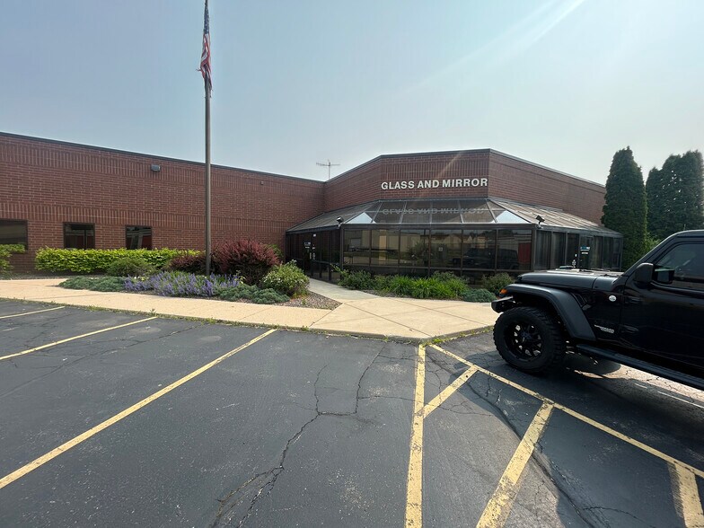 1000 Commerce Dr, Geneva, IL à louer - Photo de l’immeuble – Image 1 sur 9