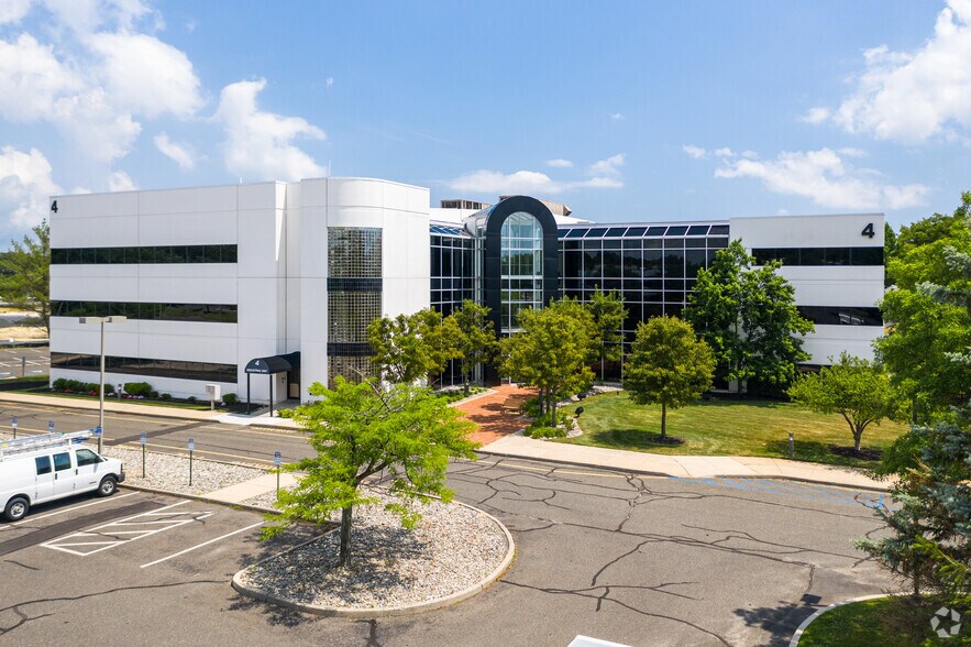 4 Industrial Way W, Eatontown, NJ à louer - Photo principale – Image 1 sur 13