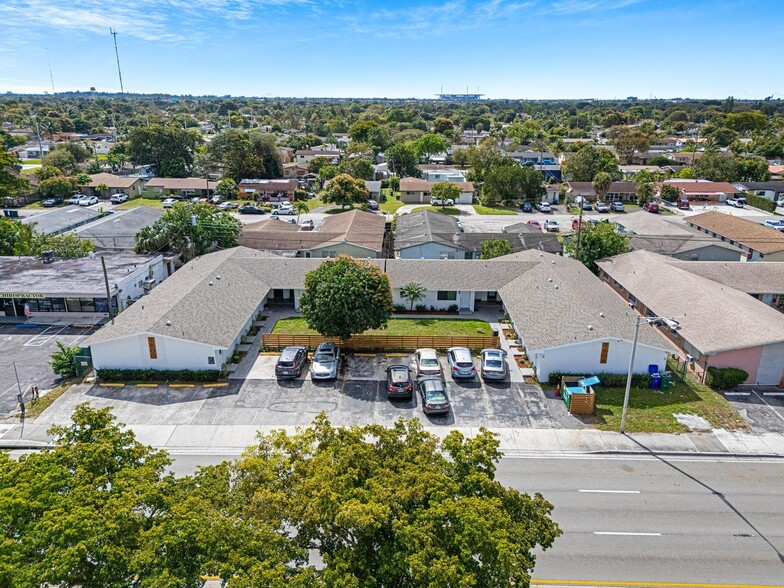 7606 Pembroke Rd, Miramar, FL à vendre - Photo de l’immeuble – Image 3 sur 47