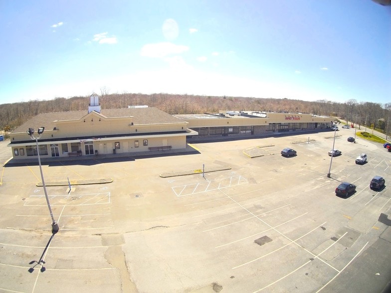 1600-1718 Montauk Hwy, Mastic, NY à louer - Photo de l’immeuble – Image 1 sur 7