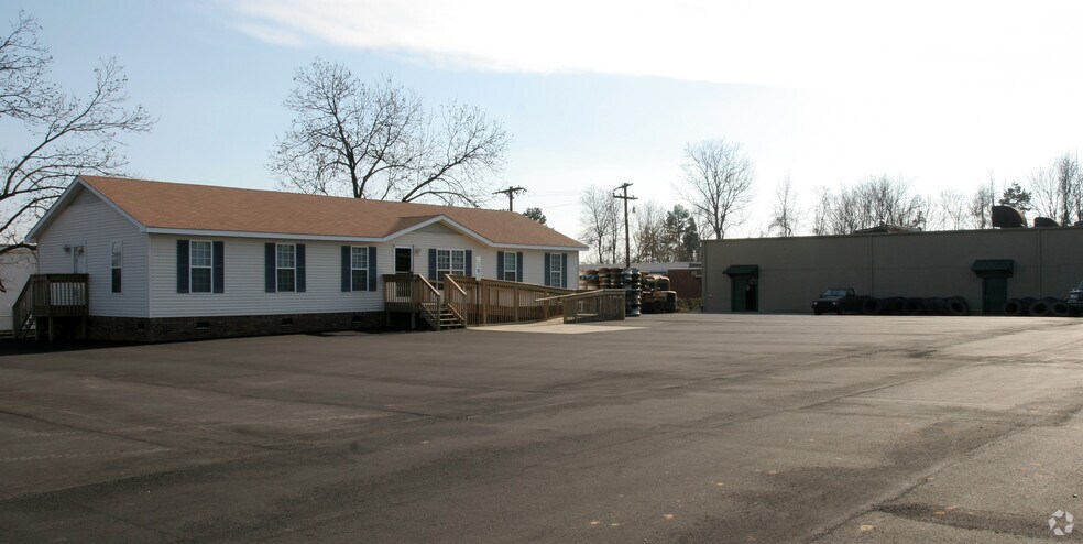 231 Atando Ave, Charlotte, NC à louer - Photo de l’immeuble – Image 2 sur 6