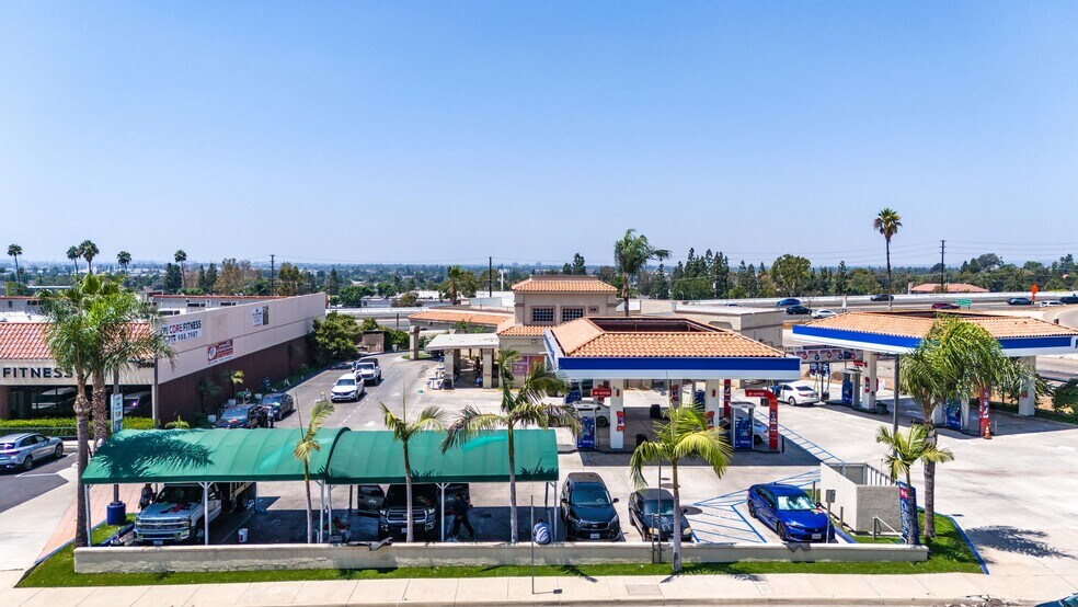 2700 N Santiago Blvd, Orange, CA à vendre - Photo de l’immeuble – Image 3 sur 11