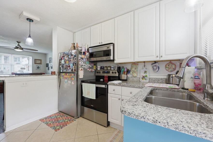218 19th Ave N, Jacksonville Beach, FL à vendre - Photo intérieure – Image 3 sur 26