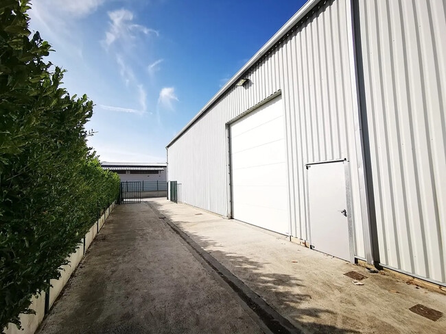 Plus de détails pour Local d'activités à louer