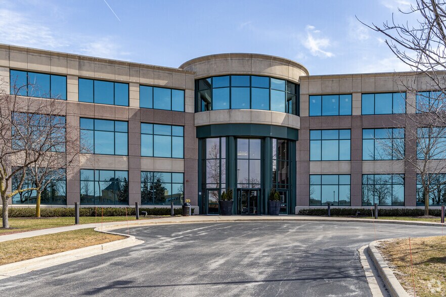 N17W24222 Riverwood Dr, Waukesha, WI à louer - Photo de l’immeuble – Image 2 sur 5