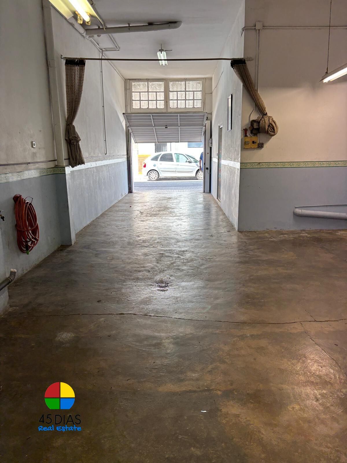 Local commercial dans Cerdanyola del Vallès, Barcelona à louer Photo intérieure– Image 1 sur 4