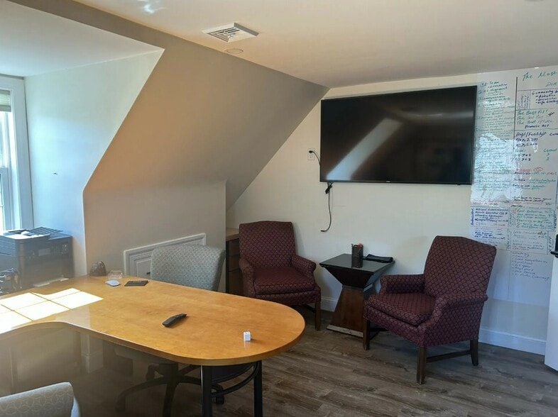 562 Lincoln St, Worcester, MA à vendre - Photo intérieure – Image 3 sur 9