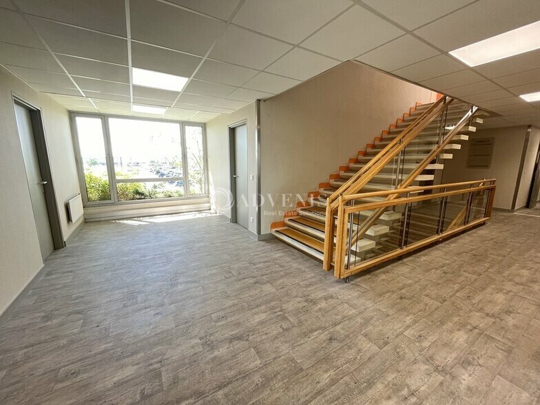 Bureau dans Tremblay-en-France à louer - Photo de l’immeuble – Image 3 sur 10