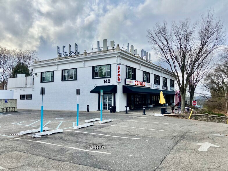 140 E Main St, Huntington, NY à louer - Photo de l’immeuble – Image 1 sur 2