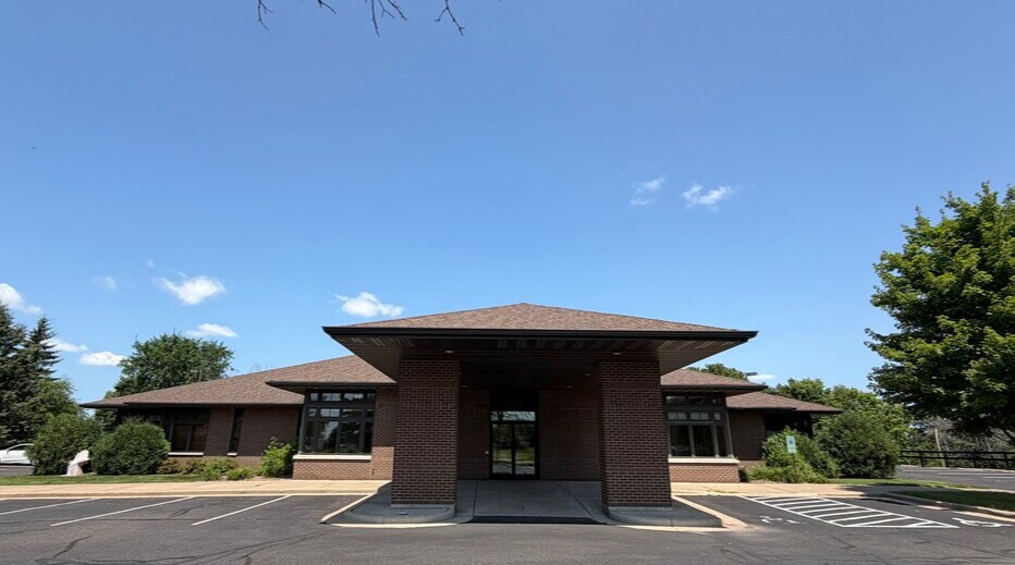 1110 Oak Ridge Dr, Eau Claire, WI à louer - Photo de l’immeuble – Image 1 sur 27