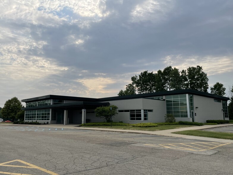 3350 Broadmoor Ave SE, Grand Rapids, MI à louer - Photo de l’immeuble – Image 3 sur 4