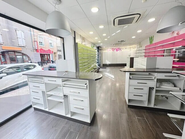 Plus de détails pour Local commercial à vendre