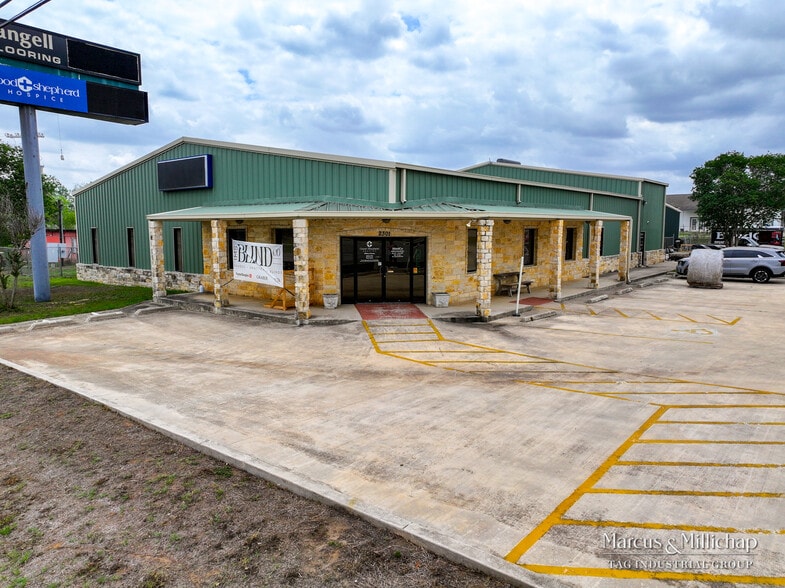 2301 10th St, Floresville, TX à vendre - Photo principale – Image 1 sur 5