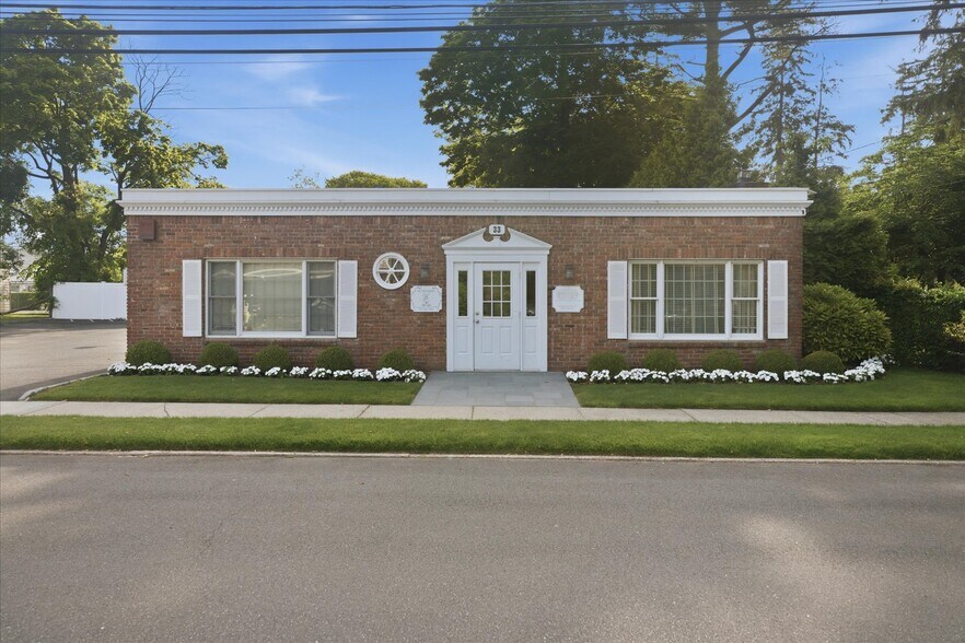 33 Candee Ave, Sayville, NY à louer - Photo de l’immeuble – Image 2 sur 46