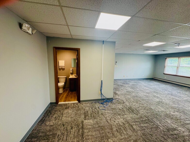985 Farmington Ave, Bristol, CT à louer - Photo de l’immeuble – Image 3 sur 10