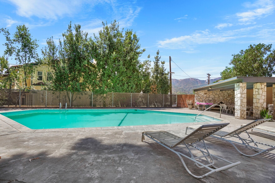 2754 Montrose Ave, Montrose, CA à vendre - Photo de l’immeuble – Image 3 sur 15