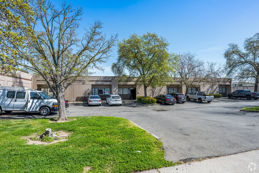 300 Harris Ave, Sacramento, CA à vendre - Photo de l’immeuble – Image 3 sur 10