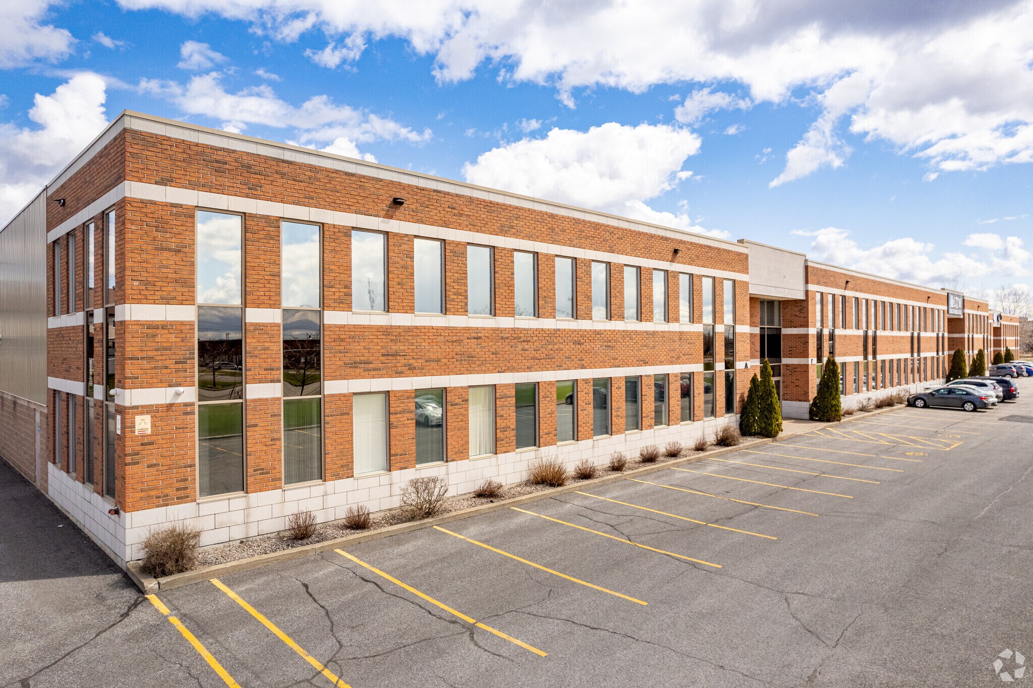 3755 Boul Matte, Brossard, QC à louer Photo principale– Image 1 sur 7
