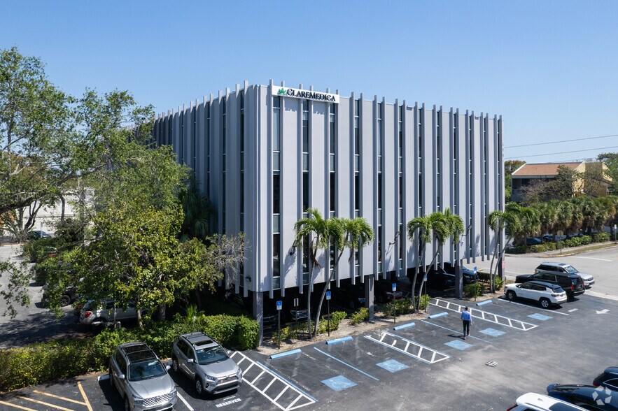 5901 Sw 74th St, Miami, FL à louer - Photo de l’immeuble – Image 1 sur 11