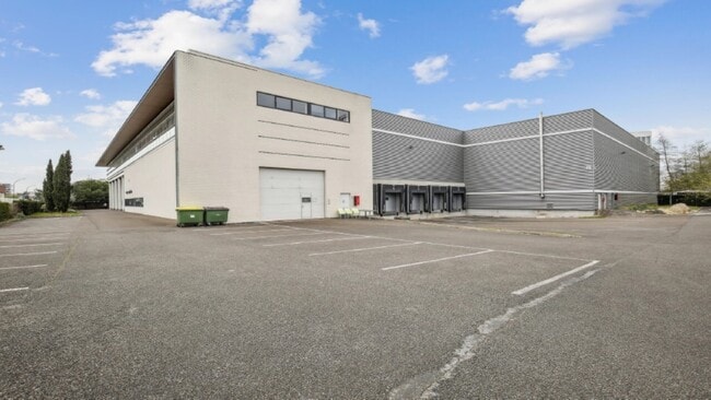 Plus de détails pour 41 Avenue Gaston Roussel, Romainville - Bureau, Industriel/Logistique à louer
