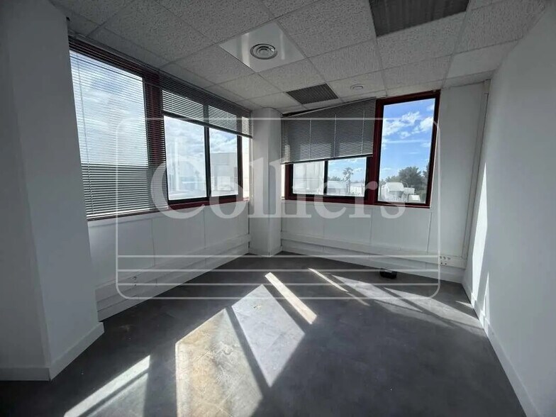 Bureau dans La Ciotat à louer - Photo de l’immeuble – Image 2 sur 3
