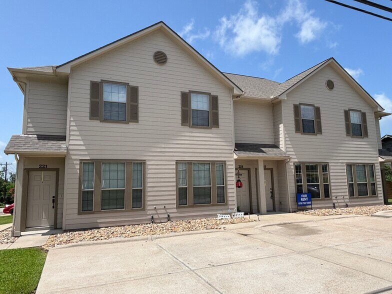 215 E Luhn St, Bellville, TX à vendre - Photo principale – Image 1 sur 14