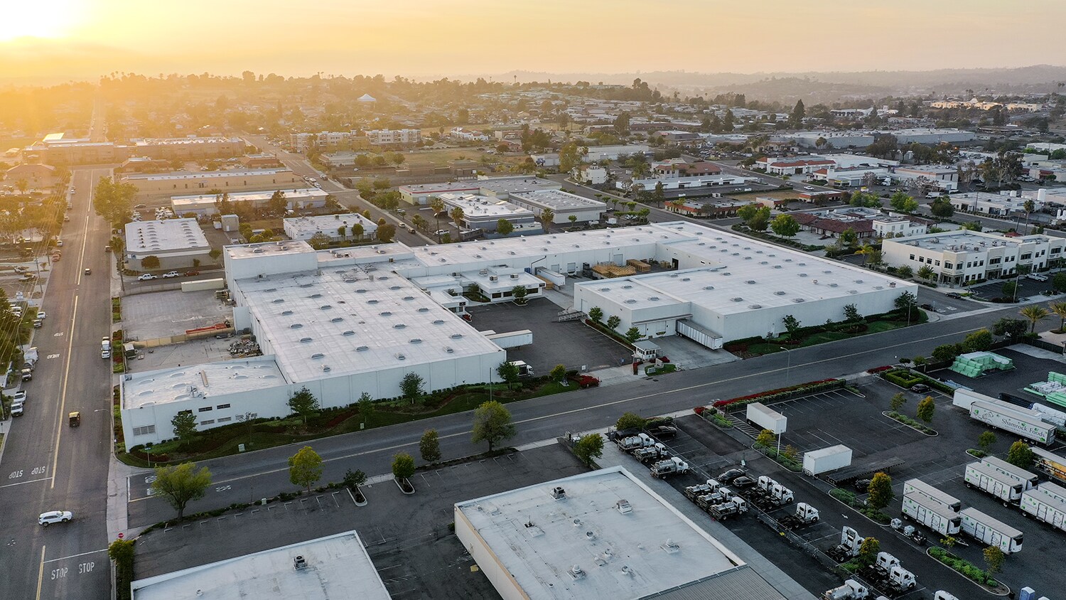 260 S Pacific St, San Marcos, CA à louer Photo de l’immeuble– Image 1 sur 2