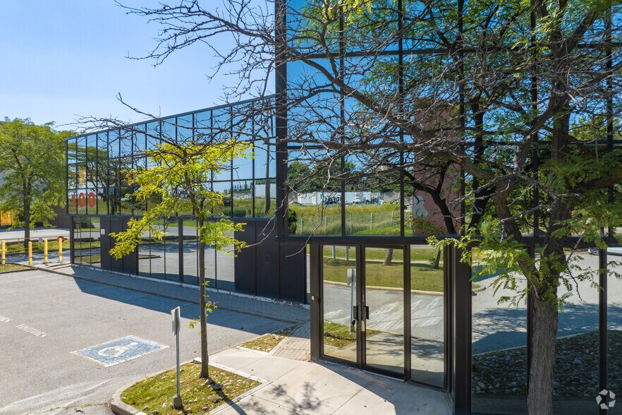 100 Ronson Dr, Toronto, ON à vendre - Photo de l’immeuble – Image 3 sur 10