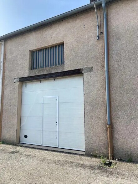 Local d’activités dans Décines-Charpieu à louer - Photo de l’immeuble – Image 3 sur 9