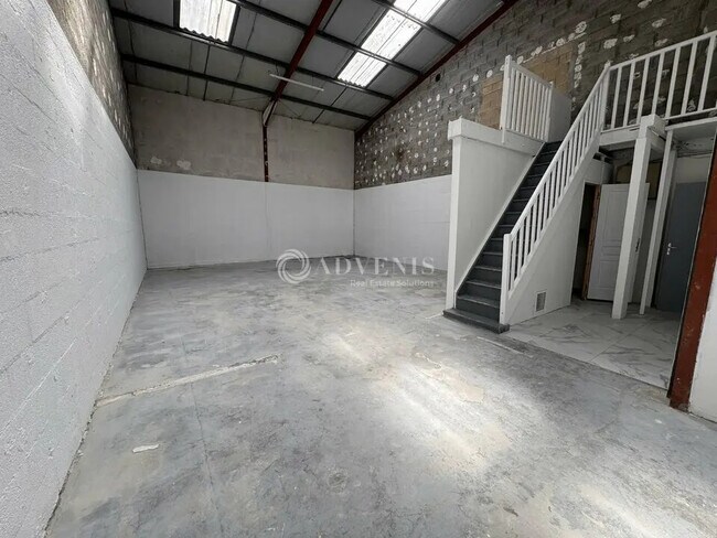 Plus de détails pour Local d'activités à louer