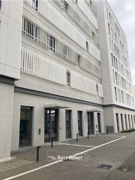 Bureau dans Décines-Charpieu à louer - Photo de l’immeuble – Image 3 sur 19