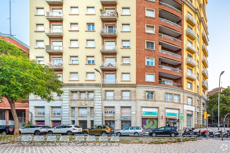 Immeuble residentiel dans Barcelone, Barcelona à vendre - Photo de l’immeuble – Image 2 sur 2